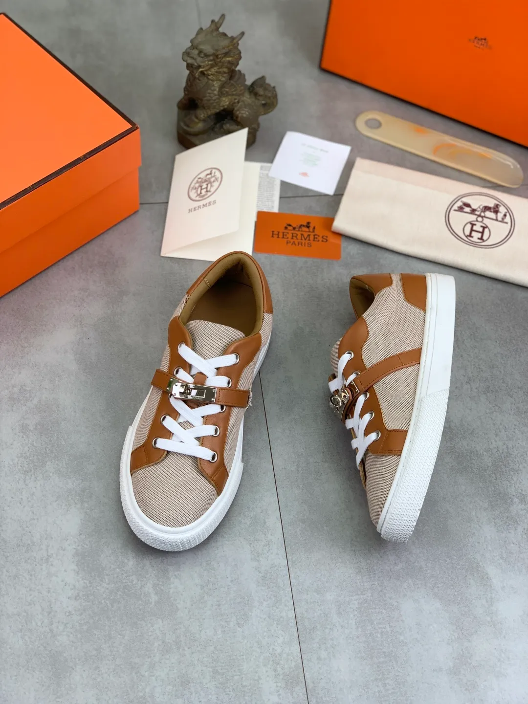 Men's men's shoes 💰P640 New Hermes top version Hermès classic couple style #𝐊𝐞𝐥𝐥𝐲 buckle casual white shoes skateboard shoes that will not conflict with shoes at all. Full of unknowns, Hermès rarely produces flat casual shoes and they are paired with classic palladium-plated Kelly shoe buckles! You'll fall in love with it at first sight. It's super versatile and can be worn with any skirt or pants. 🉑️Close your eyes and wear it. It's super noble. Fabric: Specific cowhide/canvas material. Lining: Sheepskin lining. Outsole: Original molded TPU outsole. Size: 35-45.